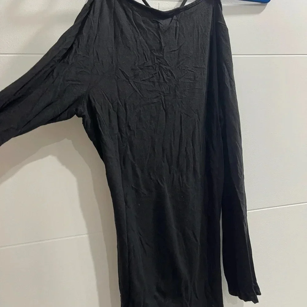 Size large but could fit a medium used one time in black - Picture 3 of 4